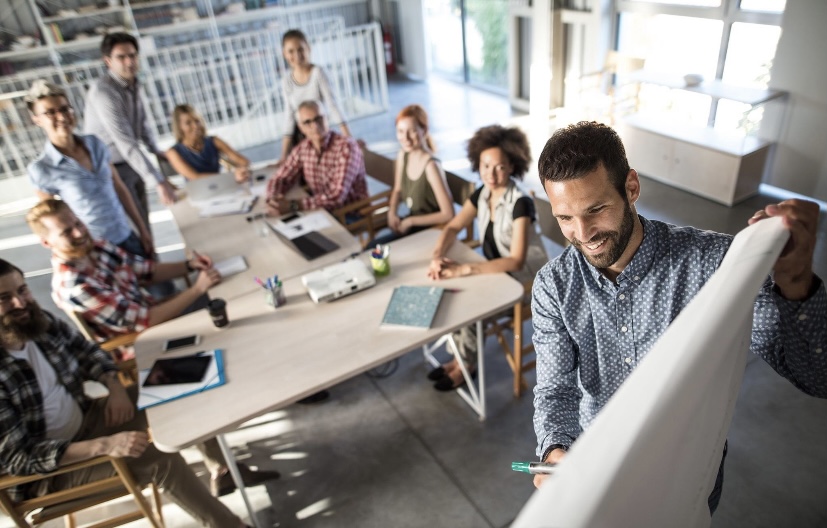 Salle de formation avec des stagiaire et un formateur