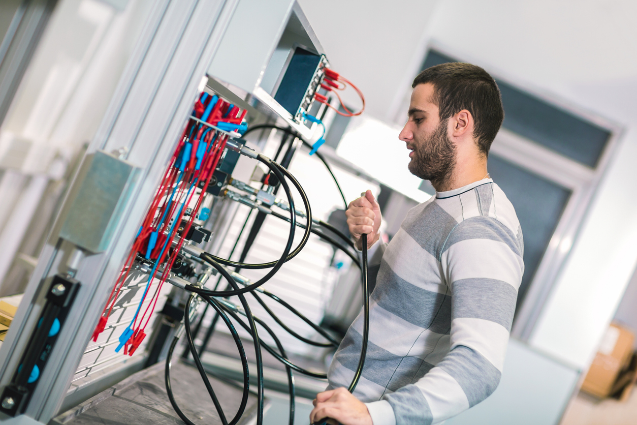 électricien lors de son habilitation électrique dans ses locaux