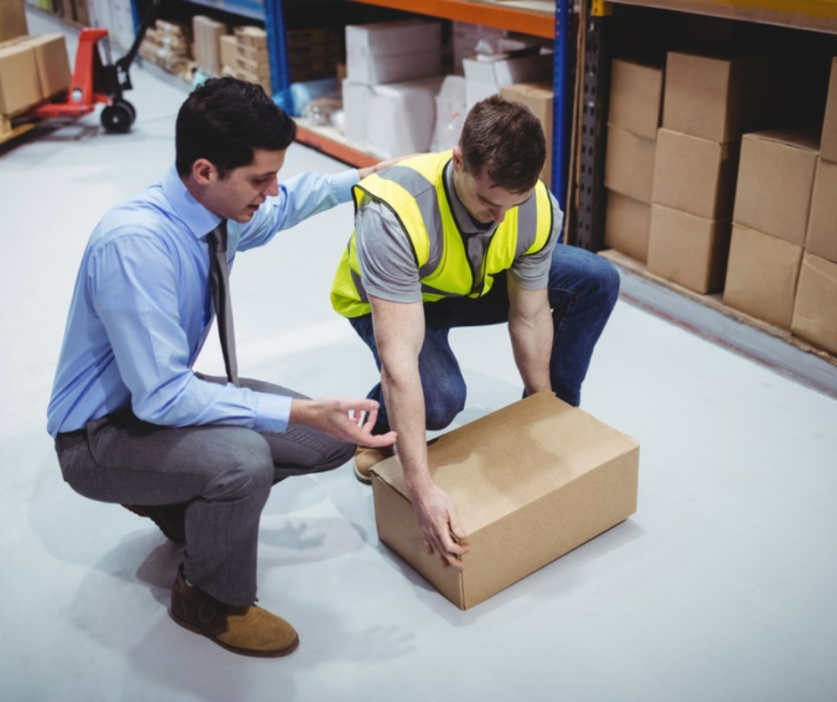 Formation gestes et postures en entreprise, manipulation d'un carton avec le formateur