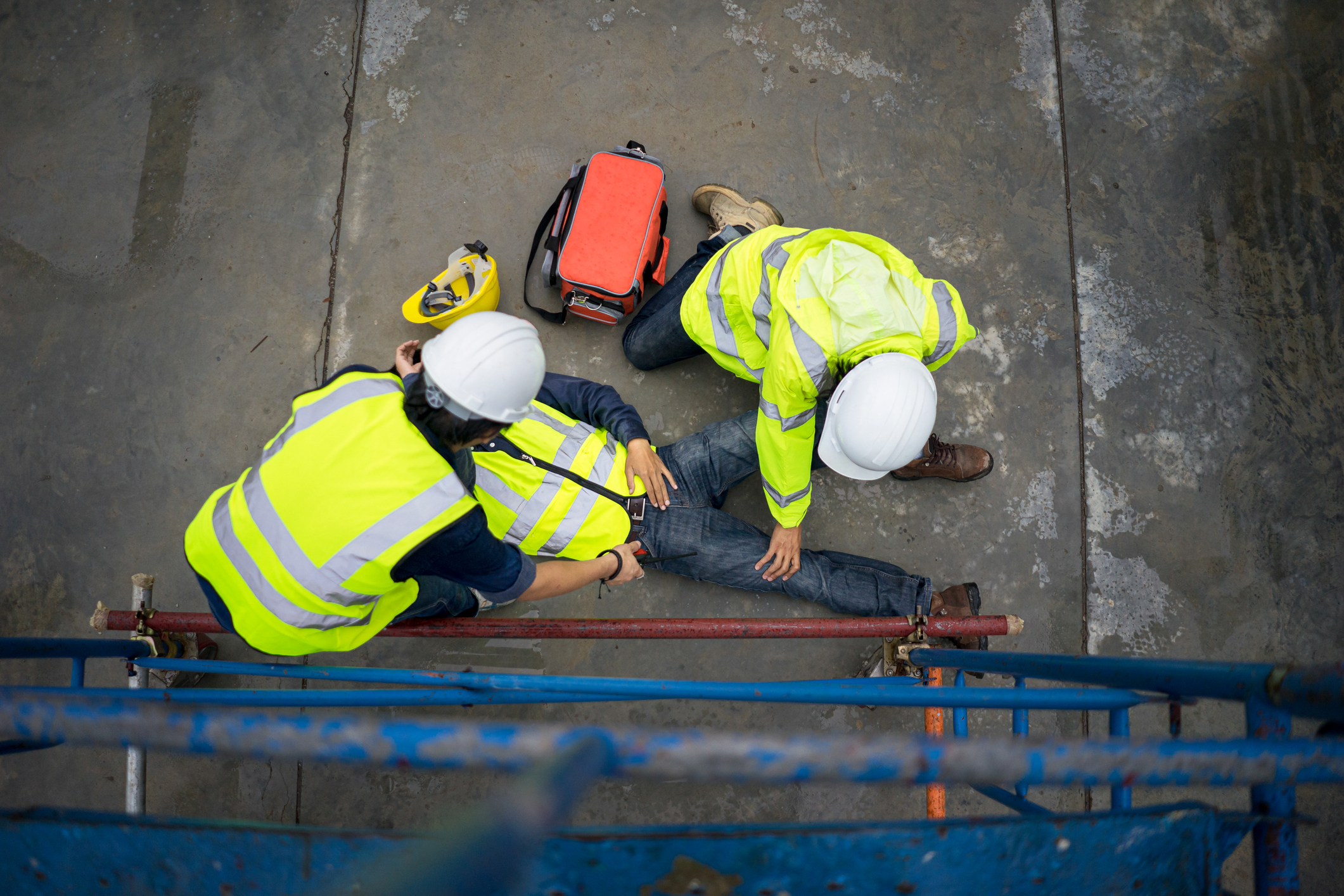 Safety team help employee accident falling scaffolding to the floor. Victime au sol suite à une chute de hauteur