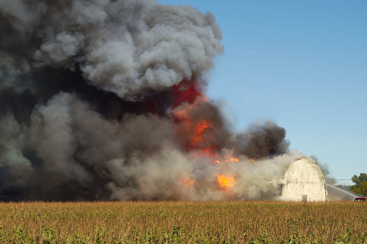 smoke fire explosion flame farm destruction disaster Feu hangar agricole